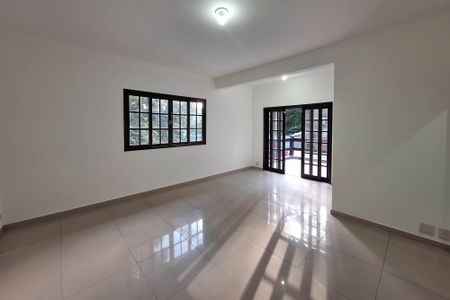 Sala de casa de condomínio à venda com 3 quartos, 258m² em Santa Barbara, Niterói