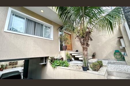 Casa à venda com 240m², 3 quartos e 8 vagasFachada 