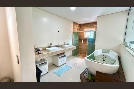 Casa à venda com 240m², 3 quartos e 8 vagasBanheiro da Suíte 1