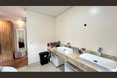 Casa à venda com 240m², 3 quartos e 8 vagasBanheiro da Suíte 1