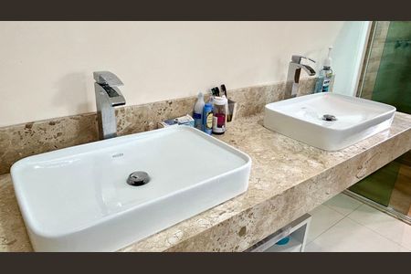 Casa à venda com 240m², 3 quartos e 8 vagasBanheiro da Suíte 1