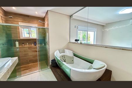 Casa à venda com 240m², 3 quartos e 8 vagasBanheiro da Suíte 1