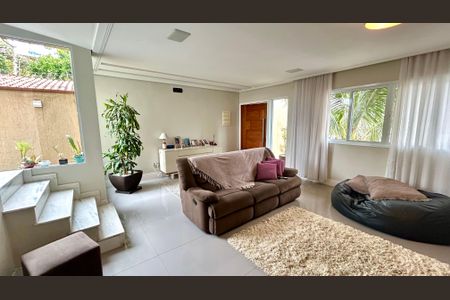 Casa à venda com 240m², 3 quartos e 8 vagasSala