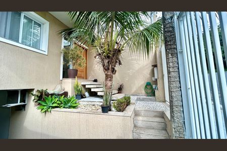 Casa à venda com 240m², 3 quartos e 8 vagasFachada 