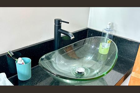 Casa à venda com 240m², 3 quartos e 8 vagasBanheiro da Suíte 2