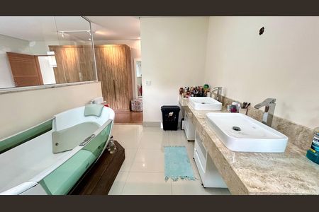 Casa à venda com 240m², 3 quartos e 8 vagasBanheiro da Suíte 1