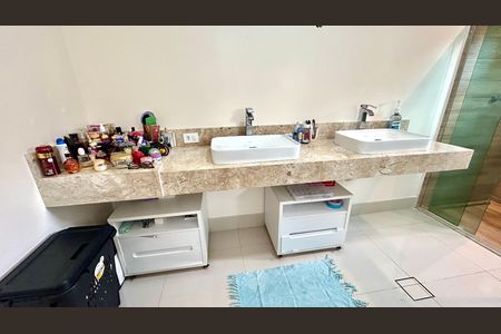 Casa à venda com 240m², 3 quartos e 8 vagasBanheiro da Suíte 1
