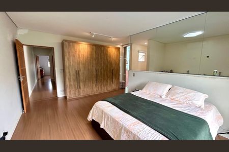 Casa à venda com 240m², 3 quartos e 8 vagasQuarto Suíte 1