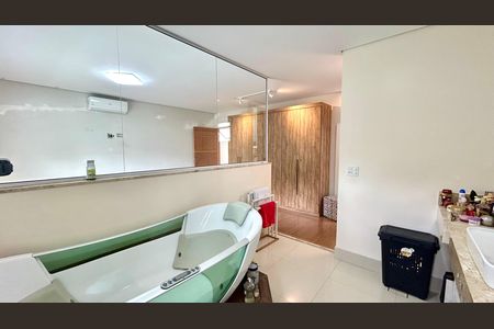 Casa à venda com 240m², 3 quartos e 8 vagasBanheiro da Suíte 1