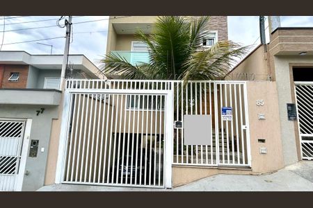 Casa à venda com 240m², 3 quartos e 8 vagasPlaca instalada na fachada do imóvel 