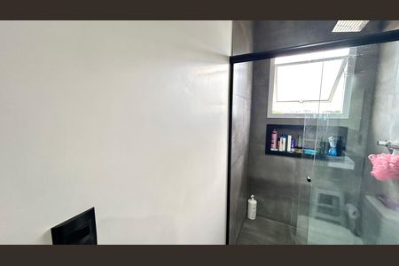 Casa à venda com 240m², 3 quartos e 8 vagasBanheiro da Suíte 2
