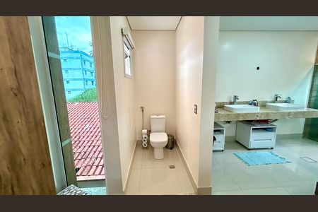 Casa à venda com 240m², 3 quartos e 8 vagasBanheiro da Suíte 1