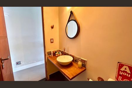 Casa à venda com 240m², 3 quartos e 8 vagasLavabo