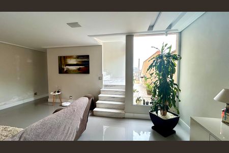 Casa à venda com 240m², 3 quartos e 8 vagasSala