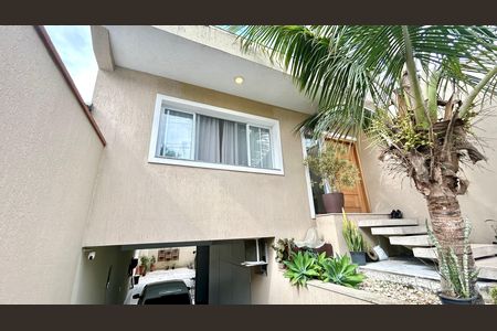 Casa à venda com 240m², 3 quartos e 8 vagasFachada 