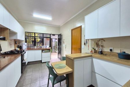 Casa à venda com 267m², 5 quartos e 5 vagasCozinha 