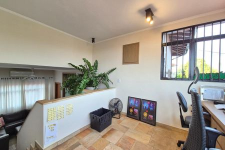 Casa à venda com 267m², 5 quartos e 5 vagasEscritório