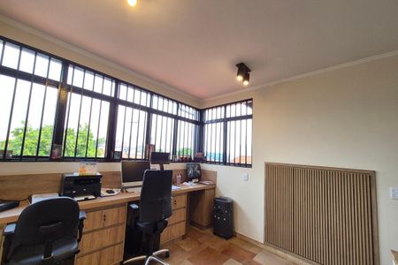 Casa à venda com 267m², 5 quartos e 5 vagasEscritório