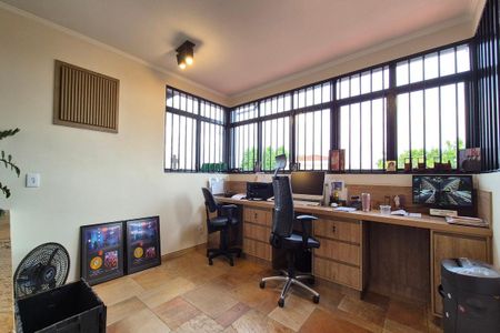 Casa à venda com 267m², 5 quartos e 5 vagasEscritório 