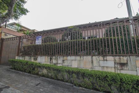 Casa para alugar com 401m², 4 quartos e 5 vagasFachada