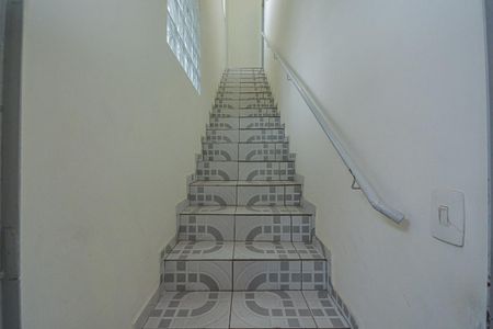 Casa para alugar com 52m², 2 quartos e 1 vaga Casa para alugar com 52m², 2 quartos e 1 vagaEscada