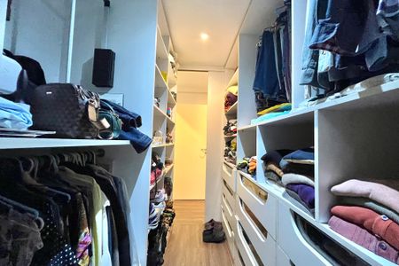 Apartamento à venda com 110m², 2 quartos e 2 vagas Apartamento à venda com 110m², 2 quartos e 2 vagasCloset da suíte