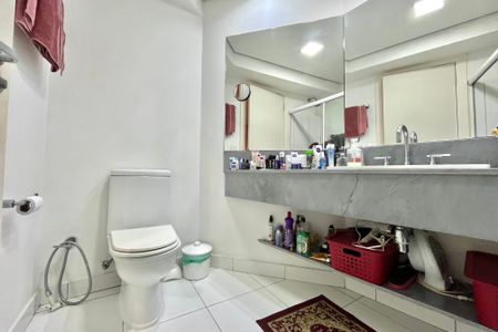 Apartamento à venda com 110m², 2 quartos e 2 vagas Apartamento à venda com 110m², 2 quartos e 2 vagasBanheiro da Suíte