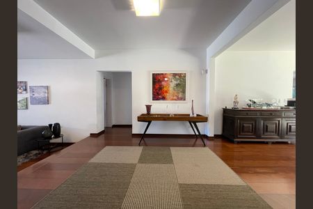 Casa à venda com 539m², 5 quartos e 6 vagas Casa à venda com 539m², 5 quartos e 6 vagasSala de TV
