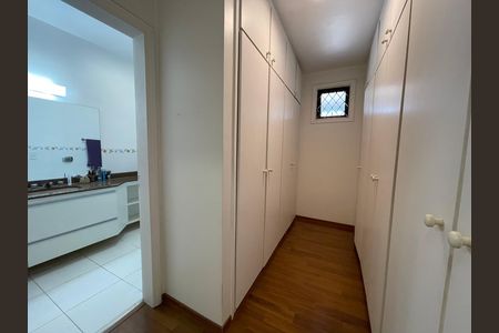 Casa à venda com 539m², 5 quartos e 6 vagas Casa à venda com 539m², 5 quartos e 6 vagasCloset 1