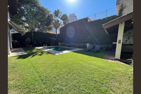 Casa à venda com 539m², 5 quartos e 6 vagas Casa à venda com 539m², 5 quartos e 6 vagasQuintal - area de lazer