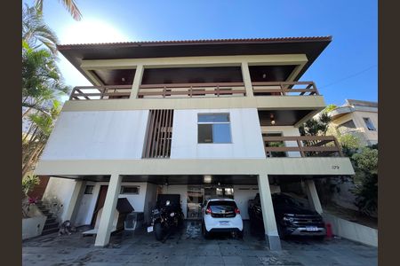 Casa à venda com 539m², 5 quartos e 6 vagas Casa à venda com 539m², 5 quartos e 6 vagasGaragem