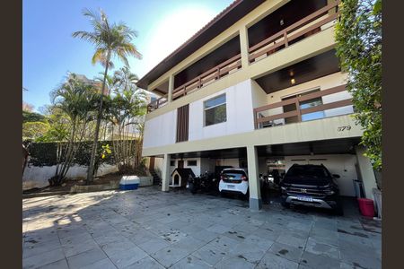 Casa à venda com 539m², 5 quartos e 6 vagas Casa à venda com 539m², 5 quartos e 6 vagasGaragemGaragem