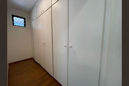 Casa à venda com 539m², 5 quartos e 6 vagas Casa à venda com 539m², 5 quartos e 6 vagasCloset 1