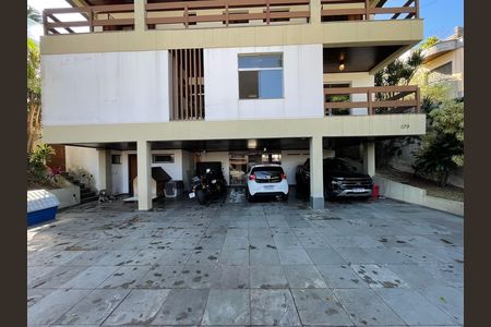 Casa à venda com 539m², 5 quartos e 6 vagas Casa à venda com 539m², 5 quartos e 6 vagasGaragem