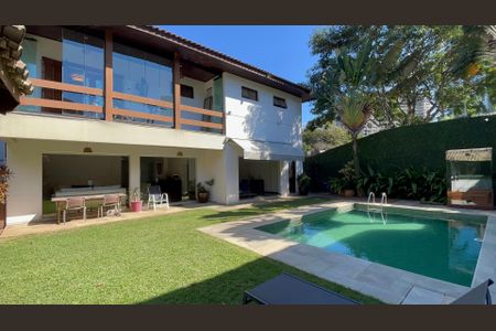 Casa à venda com 539m², 5 quartos e 6 vagas Casa à venda com 539m², 5 quartos e 6 vagasPiscina