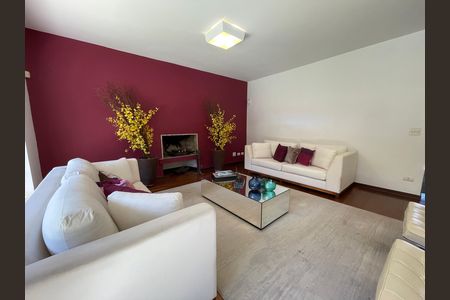 Casa à venda com 539m², 5 quartos e 6 vagas Casa à venda com 539m², 5 quartos e 6 vagasSala de estar