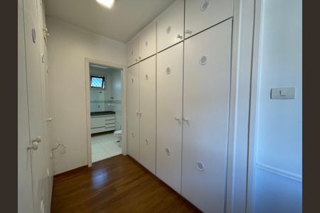 Casa à venda com 539m², 5 quartos e 6 vagas Casa à venda com 539m², 5 quartos e 6 vagasCloset da Suíte 4