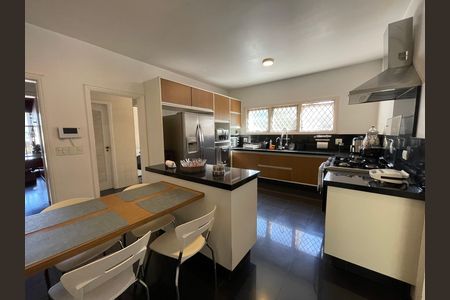Casa à venda com 539m², 5 quartos e 6 vagas Casa à venda com 539m², 5 quartos e 6 vagasCozinha