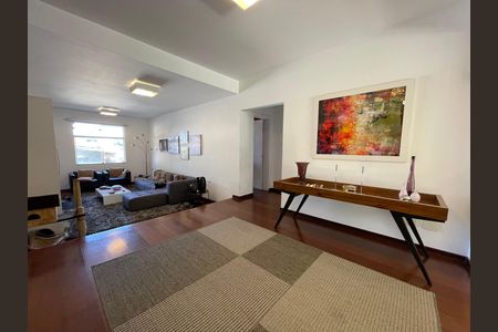Casa à venda com 539m², 5 quartos e 6 vagas Casa à venda com 539m², 5 quartos e 6 vagasSala de TV