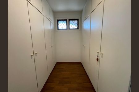 Casa à venda com 539m², 5 quartos e 6 vagas Casa à venda com 539m², 5 quartos e 6 vagasCloset Suíte 3