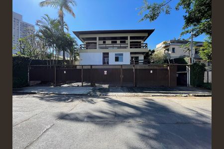Casa à venda com 539m², 5 quartos e 6 vagas Casa à venda com 539m², 5 quartos e 6 vagasFachada