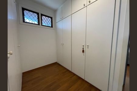 Casa à venda com 539m², 5 quartos e 6 vagas Casa à venda com 539m², 5 quartos e 6 vagasCloset Suíte 3