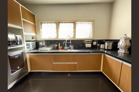 Casa à venda com 539m², 5 quartos e 6 vagas Casa à venda com 539m², 5 quartos e 6 vagasCozinha