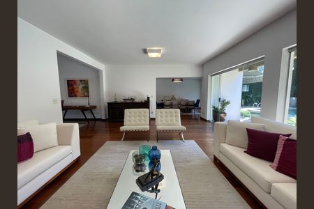 Casa à venda com 539m², 5 quartos e 6 vagas Casa à venda com 539m², 5 quartos e 6 vagasSala de estar