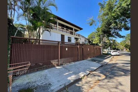 Casa à venda com 539m², 5 quartos e 6 vagas Casa à venda com 539m², 5 quartos e 6 vagasFachada