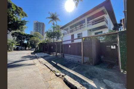 Casa à venda com 539m², 5 quartos e 6 vagas Casa à venda com 539m², 5 quartos e 6 vagasFachada
