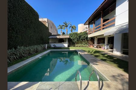 Casa à venda com 539m², 5 quartos e 6 vagas Casa à venda com 539m², 5 quartos e 6 vagasPiscina