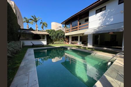 Casa à venda com 539m², 5 quartos e 6 vagas Casa à venda com 539m², 5 quartos e 6 vagasPiscina
