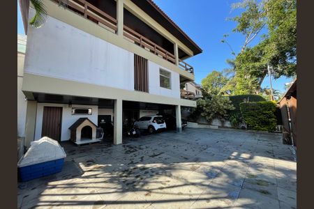 Casa à venda com 539m², 5 quartos e 6 vagas Casa à venda com 539m², 5 quartos e 6 vagasGaragem