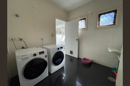 Casa à venda com 539m², 5 quartos e 6 vagas Casa à venda com 539m², 5 quartos e 6 vagasÁrea de Serviço